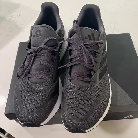New NWB Adidas Men’s Running Workouut Shoes Sneakers
