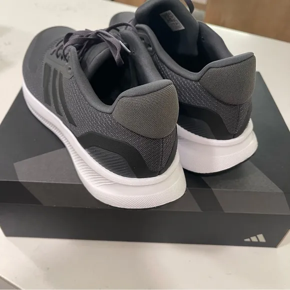 New NWB Adidas Men’s Running Workouut Shoes Sneakers