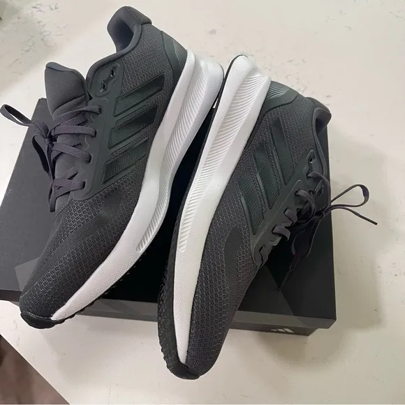New NWB Adidas Men’s Running Workouut Shoes Sneakers