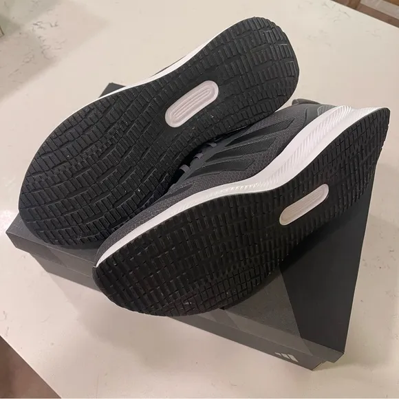 New NWB Adidas Men’s Running Workouut Shoes Sneakers