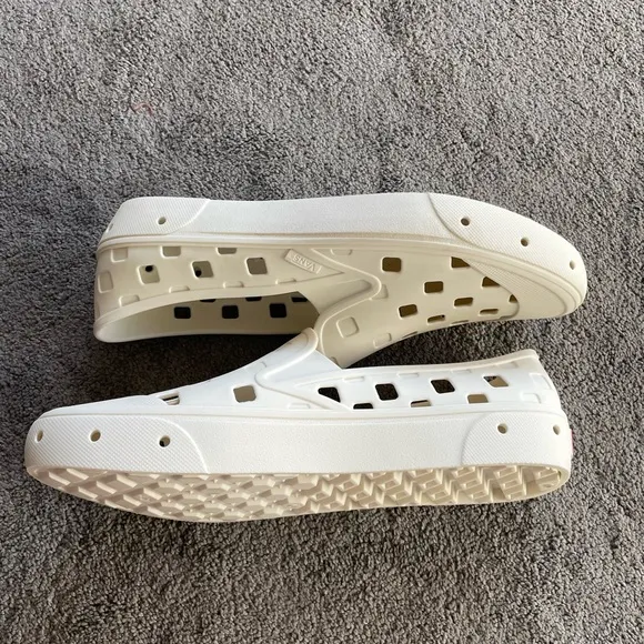 New Vans Unisex Slip On TRK White Shoes Size 11, 12