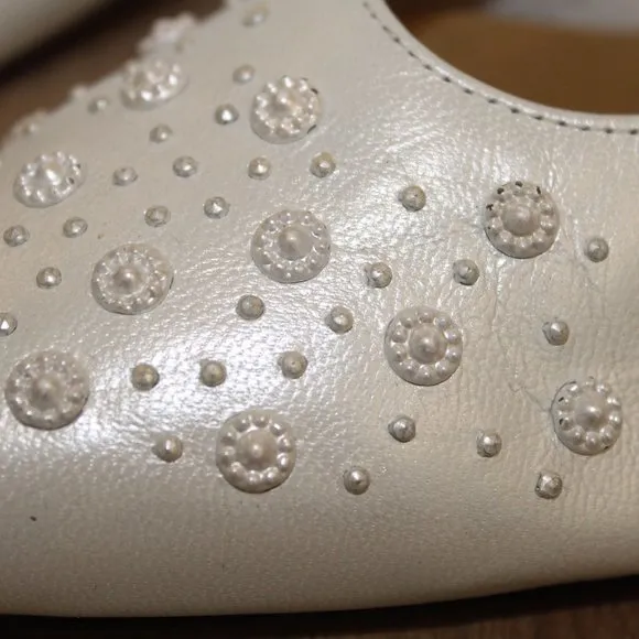 NEW VINTAGE CALIFORNIA MAGDESIANS SHINY WHITE EMBELLISHED BEADS SHOES 6.5 N