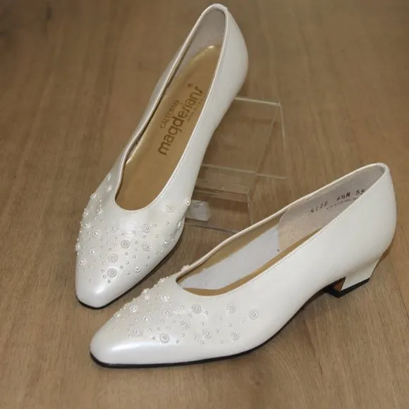 NEW VINTAGE CALIFORNIA MAGDESIANS SHINY WHITE EMBELLISHED BEADS SHOES 6.5 N