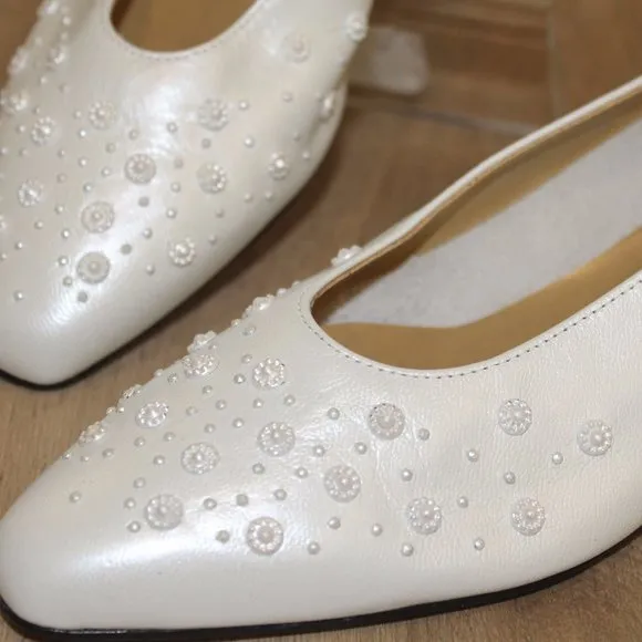 NEW VINTAGE CALIFORNIA MAGDESIANS SHINY WHITE EMBELLISHED BEADS SHOES 6.5 N