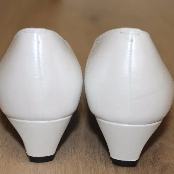 NEW VINTAGE CALIFORNIA MAGDESIANS SHINY WHITE EMBELLISHED BEADS SHOES 6.5 N