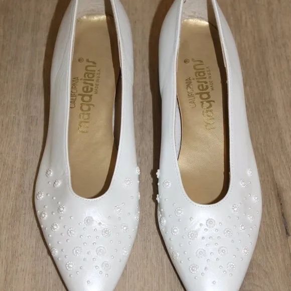 NEW VINTAGE CALIFORNIA MAGDESIANS SHINY WHITE EMBELLISHED BEADS SHOES 6.5 N