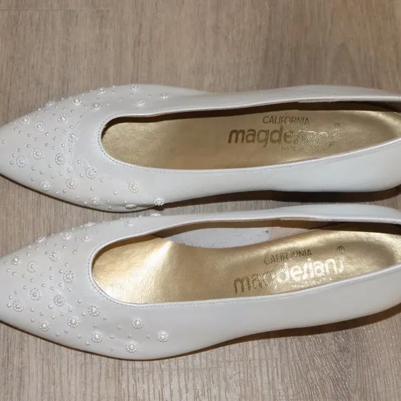 NEW VINTAGE CALIFORNIA MAGDESIANS SHINY WHITE EMBELLISHED BEADS SHOES 6.5 N