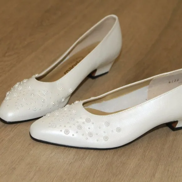 NEW VINTAGE CALIFORNIA MAGDESIANS SHINY WHITE EMBELLISHED BEADS SHOES 6.5 N