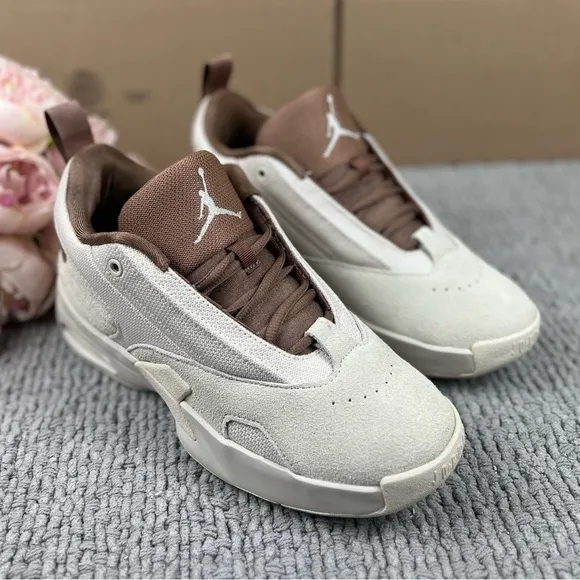 NEW Womens Size 8 Nike Jordan Max Aura 6 Legend Light Brown Archaeo Suede Shoes