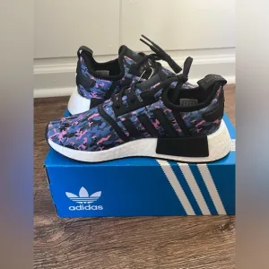 💙NIB💙 ADIDAS NMD R1 J Blue &amp; Pink Camo