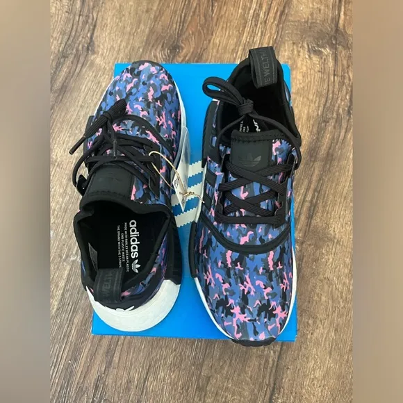 💙NIB💙 ADIDAS NMD R1 J Blue &amp; Pink Camo