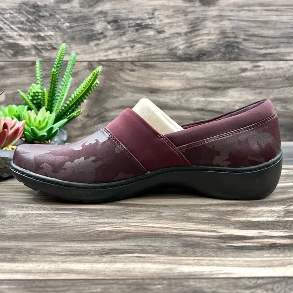 NIB Clarks Cora Heather Slip On Comfort Loafer Shoes Flats Burgundy 9M 40