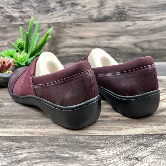NIB Clarks Cora Heather Slip On Comfort Loafer Shoes Flats Burgundy 9M 40
