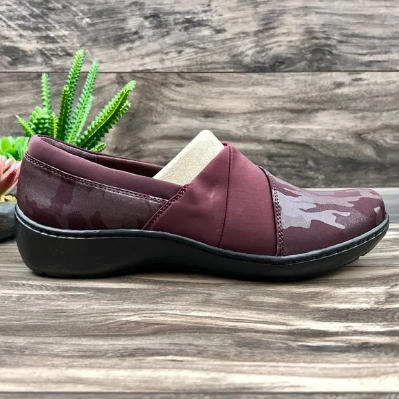 NIB Clarks Cora Heather Slip On Comfort Loafer Shoes Flats Burgundy 9M 40