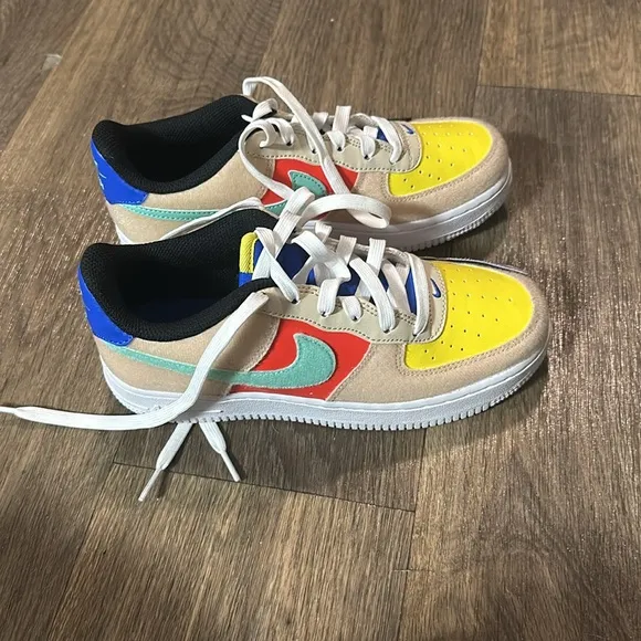 Nike Air Force 1 LV8 1