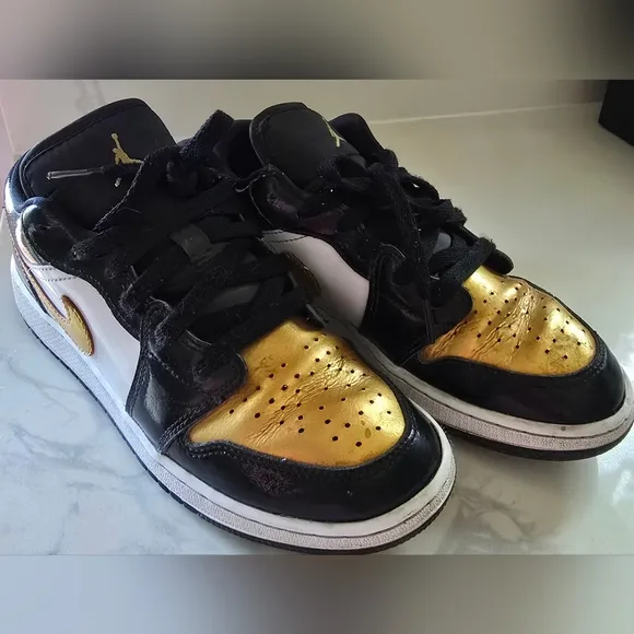 Nike Air Jordan 1 Low SE GS Black Metallic Gold Shoes Size 6.5 Youth DR6970-071