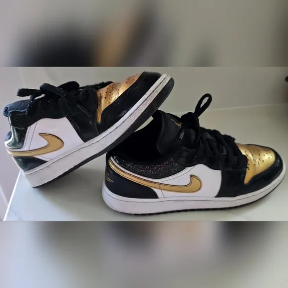 Nike Air Jordan 1 Low SE GS Black Metallic Gold Shoes Size 6.5 Youth DR6970-071