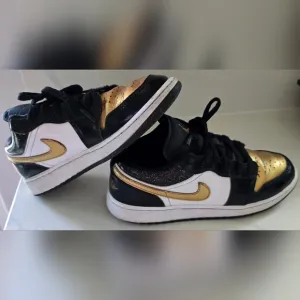 Nike Air Jordan 1 Low SE GS Black Metallic Gold Shoes Size 6.5 Youth DR6970-071