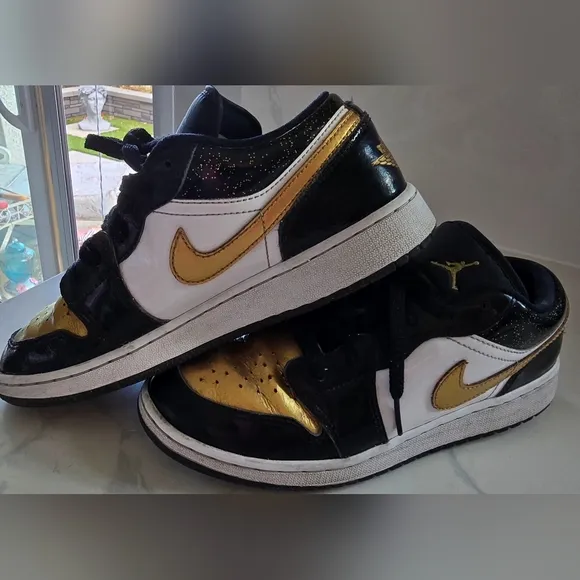 Nike Air Jordan 1 Low SE GS Black Metallic Gold Shoes Size 6.5 Youth DR6970-071