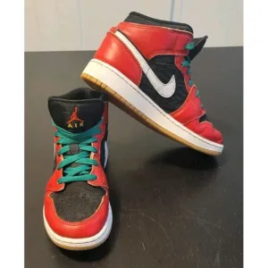 Nike Air Jordan 1 Mid Boys Size 4Y Red Black Athletic Shoes CHRISTMAS DQ8418-006