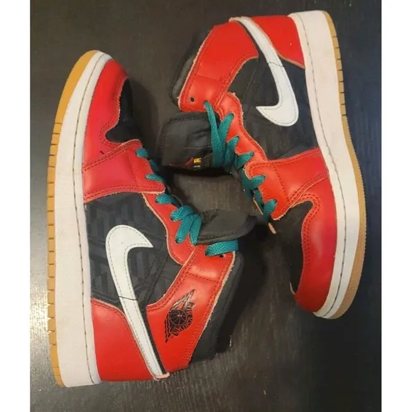 Nike Air Jordan 1 Mid Boys Size 4Y Red Black Athletic Shoes CHRISTMAS DQ8418-006