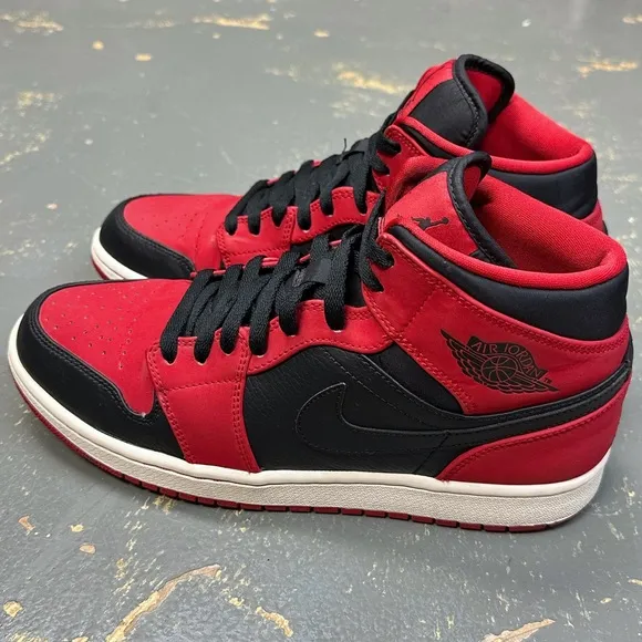 Nike Air Jordan 1 Mid SE BRED 554724-019 10 2013 Black Red High