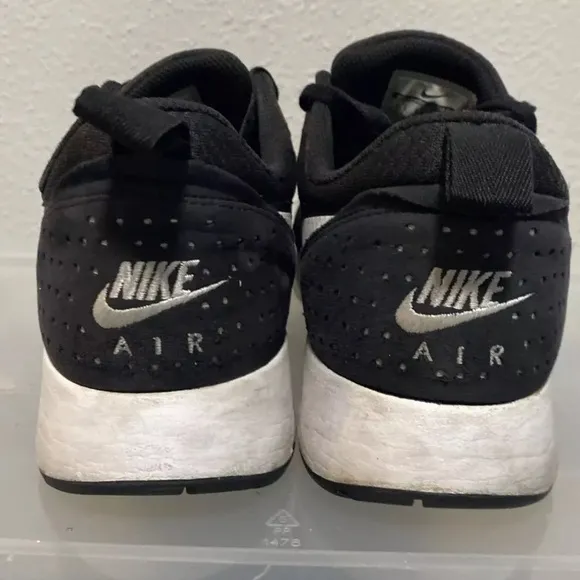 Nike Air Max Tavas Womens Size 10.5 Blck White Athletic Running Shoes 705149-009