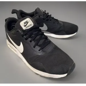 Nike Air Max Tavas Womens Size 10.5 Blck White Athletic Running Shoes 705149-009