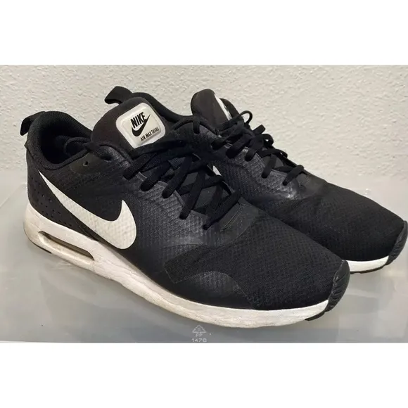 Nike Air Max Tavas Womens Size 10.5 Blck White Athletic Running Shoes 705149-009