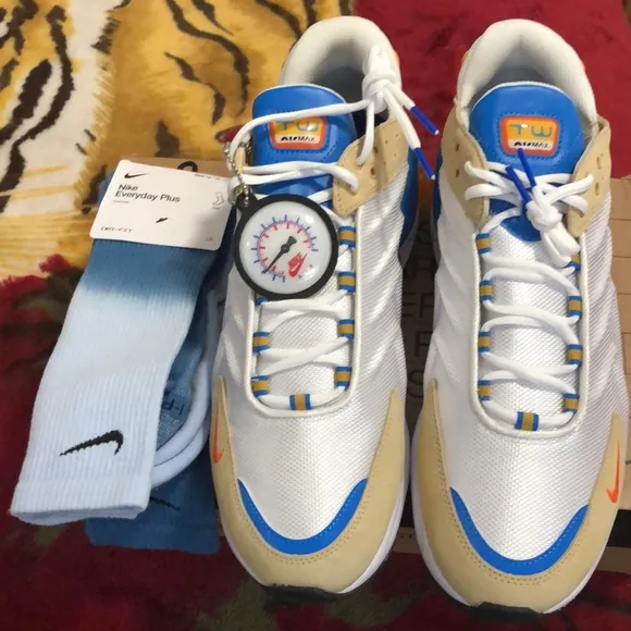 NIKE AIR MAX TW SE SUMMIT WHITE/SAFETY ORANGE SHOES, NIKE DRI FIT SOCKS