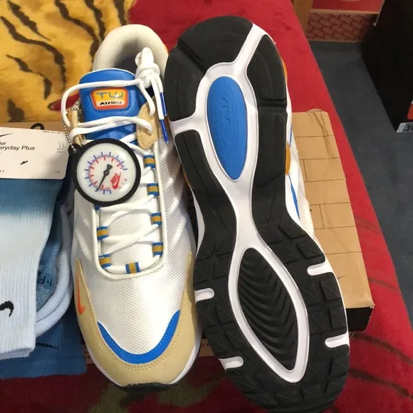 NIKE AIR MAX TW SE SUMMIT WHITE/SAFETY ORANGE SHOES, NIKE DRI FIT SOCKS