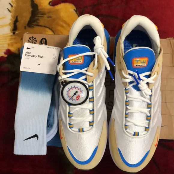 NIKE AIR MAX TW SE SUMMIT WHITE/SAFETY ORANGE SHOES, NIKE DRI FIT SOCKS