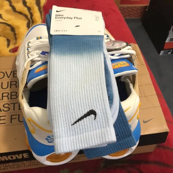 NIKE AIR MAX TW SE SUMMIT WHITE/SAFETY ORANGE SHOES, NIKE DRI FIT SOCKS