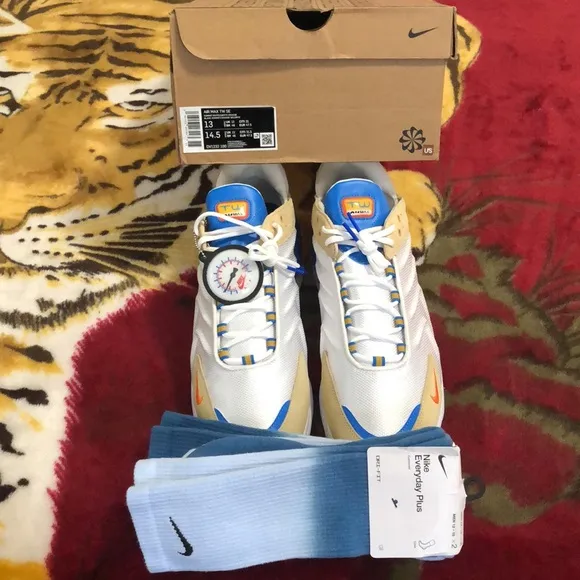 NIKE AIR MAX TW SE SUMMIT WHITE/SAFETY ORANGE SHOES, NIKE DRI FIT SOCKS
