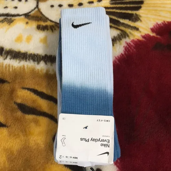 NIKE AIR MAX TW SE SUMMIT WHITE/SAFETY ORANGE SHOES, NIKE DRI FIT SOCKS