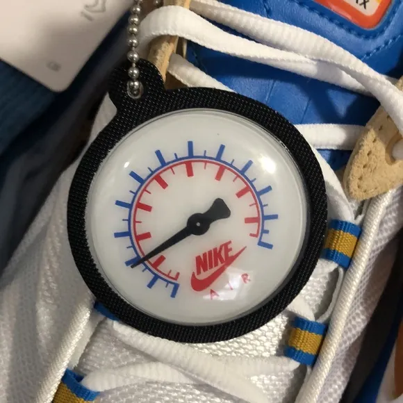 NIKE AIR MAX TW SE SUMMIT WHITE/SAFETY ORANGE SHOES, NIKE DRI FIT SOCKS