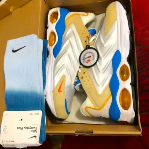 NIKE AIR MAX TW SE SUMMIT WHITE/SAFETY ORANGE SHOES, NIKE DRI FIT SOCKS
