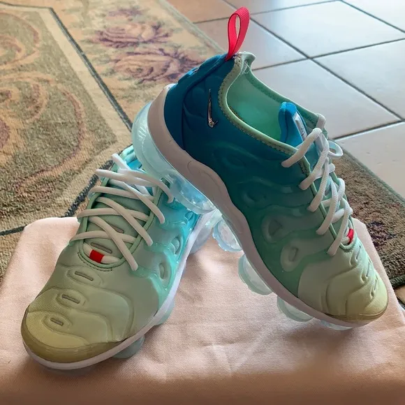 Nike Air VaporMax Plus Women's Shoes (Premium)