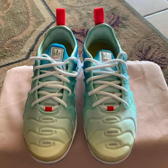 Nike Air VaporMax Plus Women's Shoes (Premium)