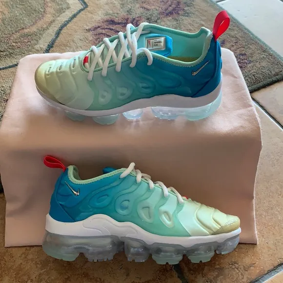Nike Air VaporMax Plus Women's Shoes (Premium)