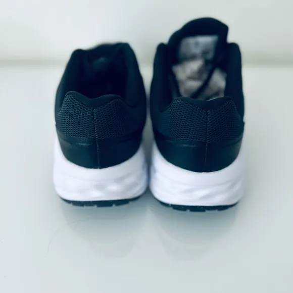 NIKE KIDS GRADE SCHOOL REVOLUTION NN  6 RUNNING SHOES DD1096-003.SIZE 6.5 Y