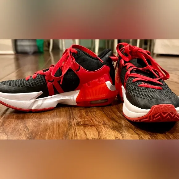 Nike LeBron Witness 7 Basketball Shoes, gently used
