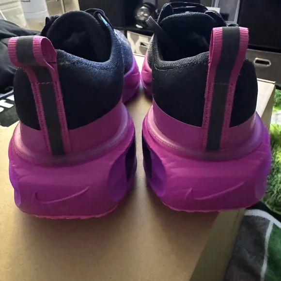 Nike Men's Black and Pink Running Shoes