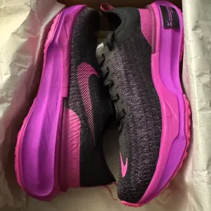 Nike Men's Black and Pink Running Shoes