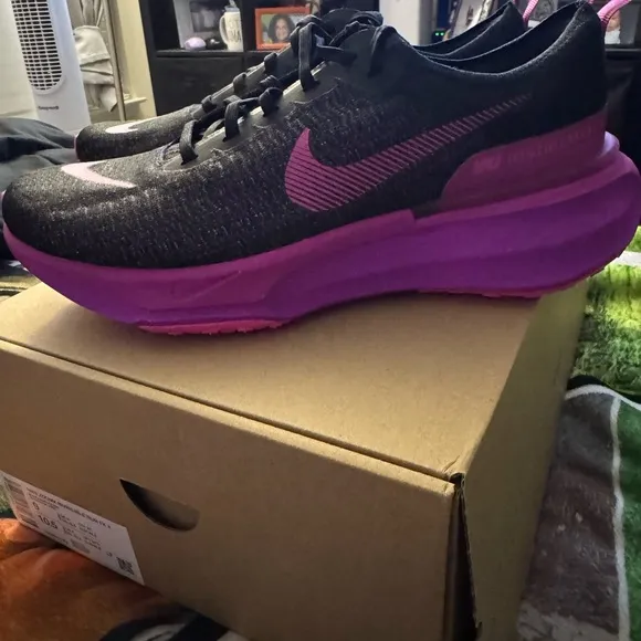 Nike Men's Black and Pink Running Shoes