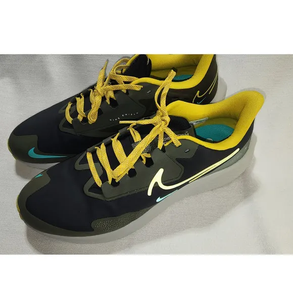 Nike Pegasus Shield weatherize running shoes size 12