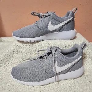 Nike Roshe One Kids Athletic Running Shoes Wolf Gray White Size 4y