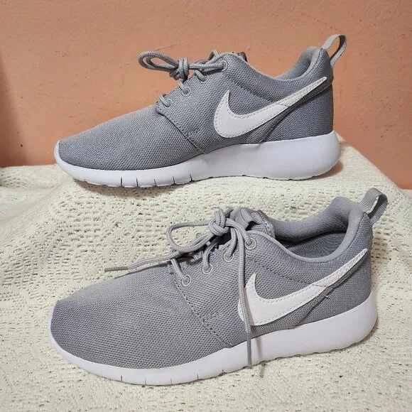 Nike Roshe One Kids Athletic Running Shoes Wolf Gray White Size 4y