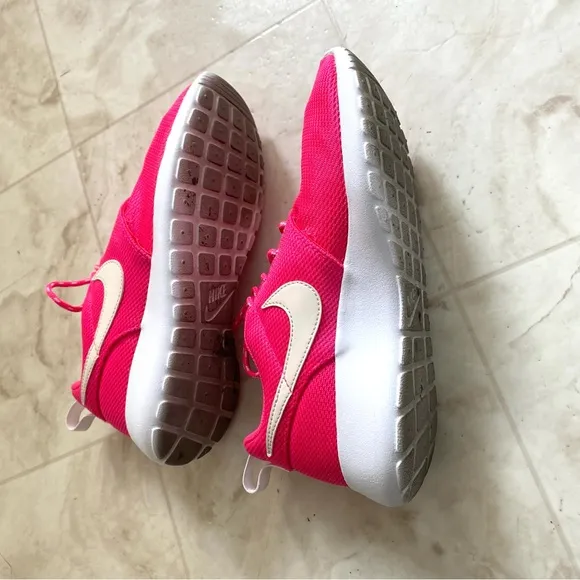 Nike Roshe Run Flyknit Shoes Sneakers in Hot Pink/White size 5.5