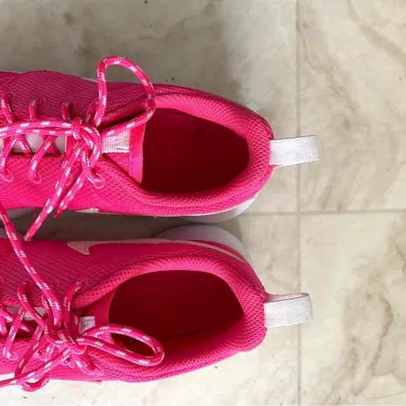Nike Roshe Run Flyknit Shoes Sneakers in Hot Pink/White size 5.5